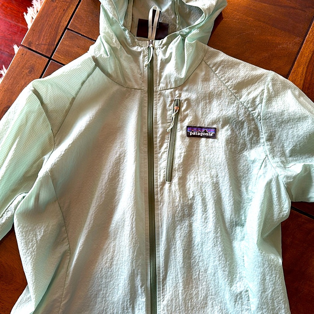 Patagonia Light weight Houdini windbreaker. Women’s size small.
